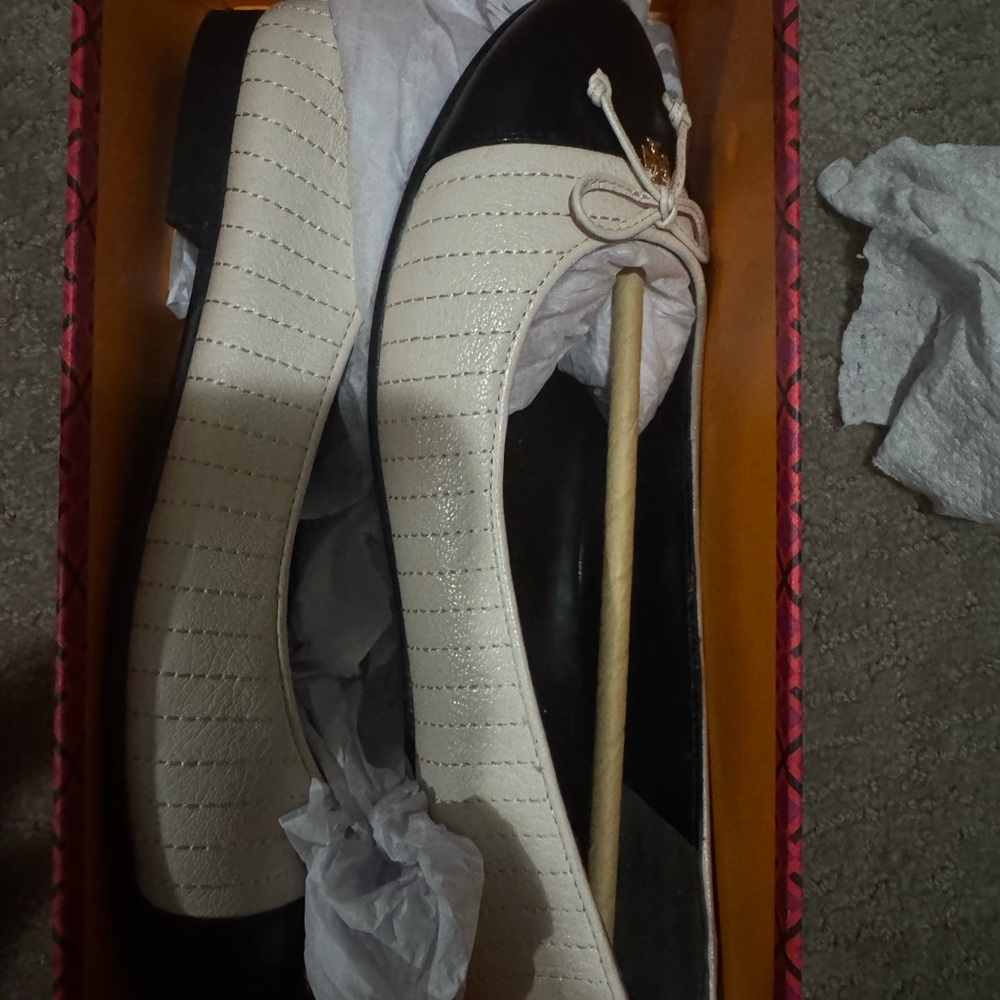 Tory Burch Black and Cream Bow Flats - Picture 6 of 8